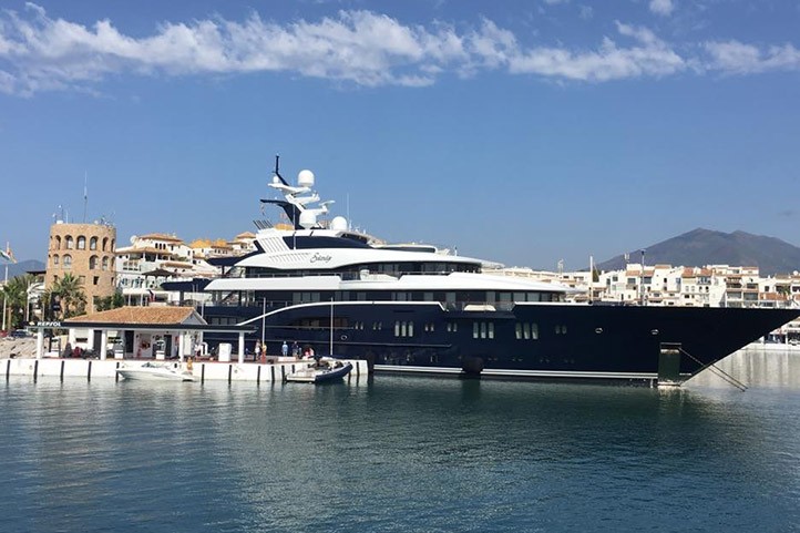 El Solandge, uno de los megayates más lujosos del mundo, visita Marbella