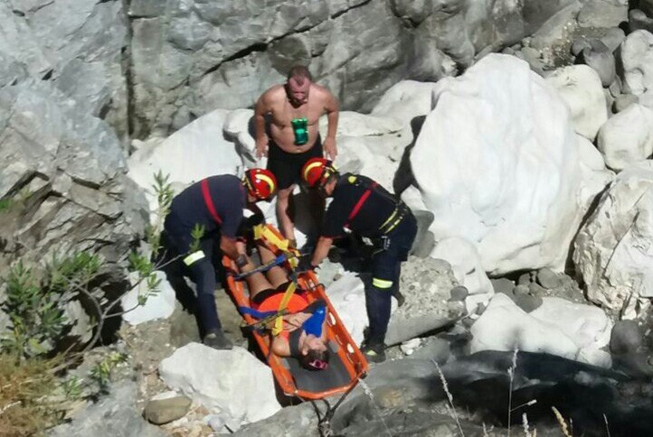 Bomberos de Marbella rescatan a una mujer en la Charca de las Mozas