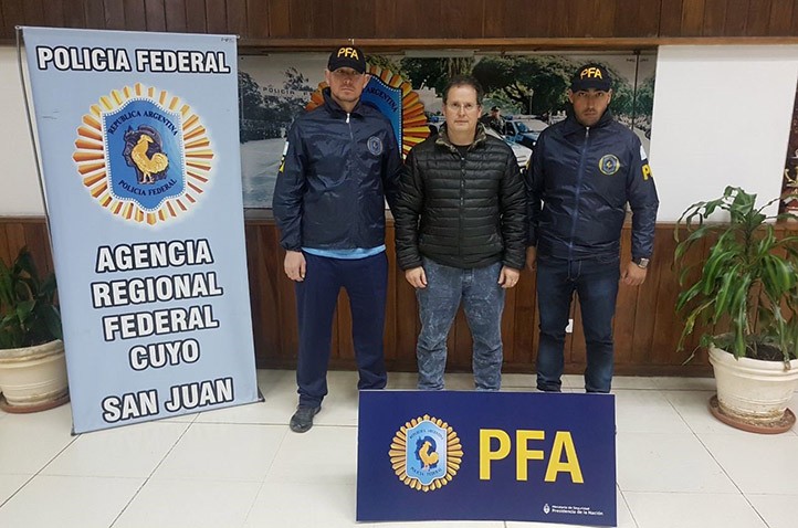 Carlos Fernández recurrió a la cirugía estética para cambiar su aspecto