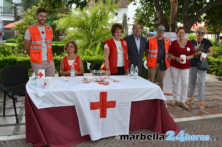 Cruz Roja Marbella recauda fondos para la infancia en el Día de la Banderita