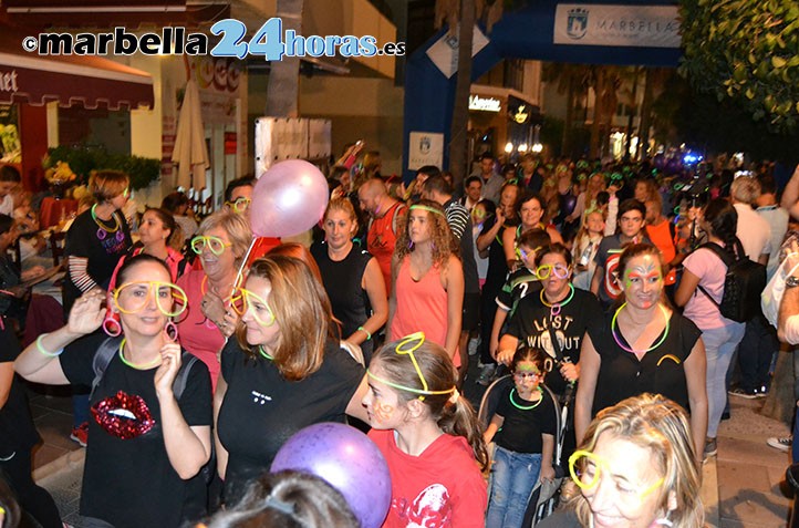 La IV caminata solidaria Neon Night ilumina el paseo marítimo de Marbella