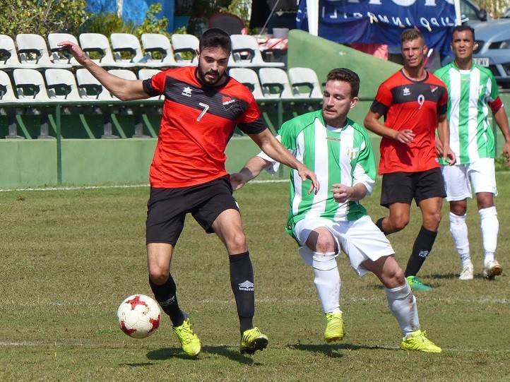 Dos dudosos penaltis privan al San Pedro del triunfo en Torremolinos (3-3)