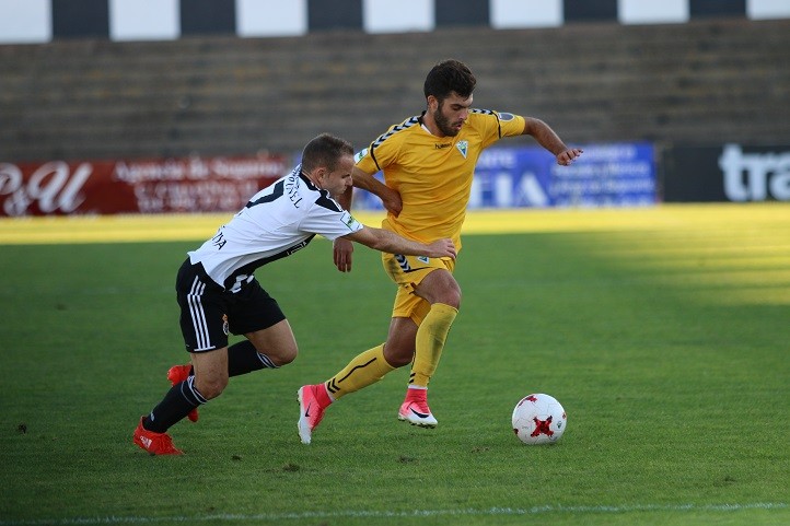 Lección de pundonor del Marbella para estrenarse fuera ante la Balona (0-1)