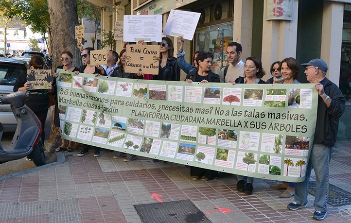 Protesta ciudadana por la tala "masiva e injustificada" de árboles en Marbella