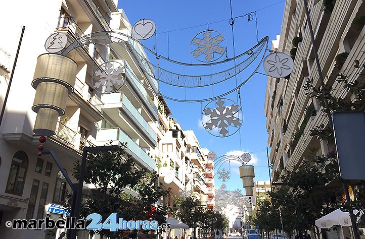 Marbella empieza a colocar en sus calles la iluminación navideña