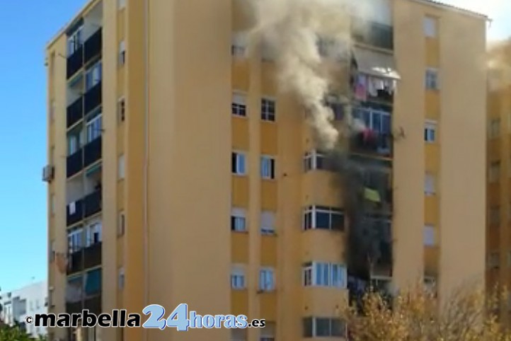Tres afectados por humo en el incendio de un piso en San Pedro Alcántara