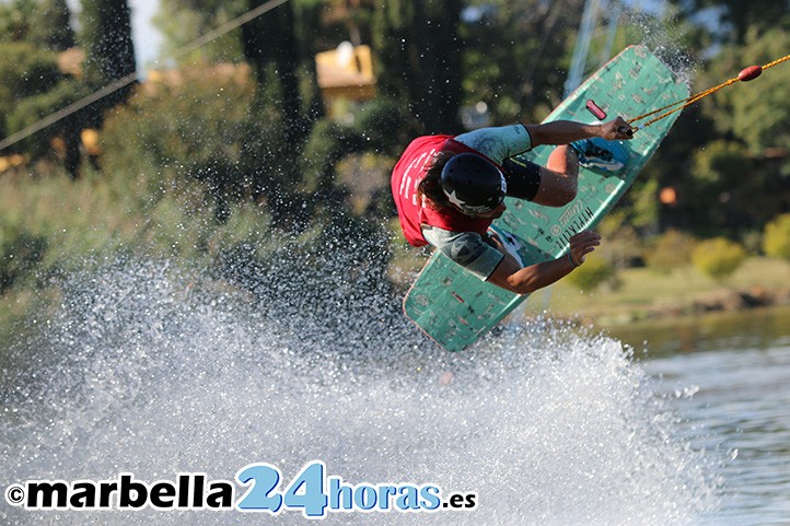 Dani Sevilla conquista en Marbella el Campeonato de España de Wakeboard