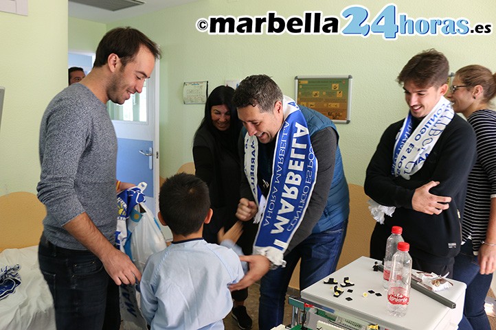 El Marbella FC regala ilusión a los niños del Hospital Costa del Sol
