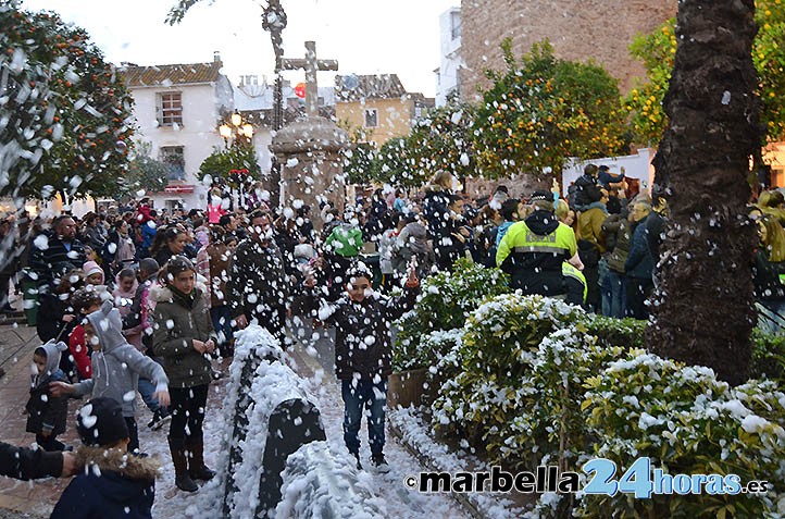 Nieve en el centro de Marbella para dar la bienvenida a Papa Noel 