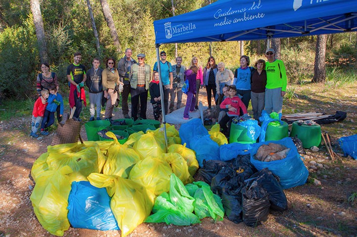 Más de 30 personas liberan de basura el Pinar de Nagüeles en Marbella