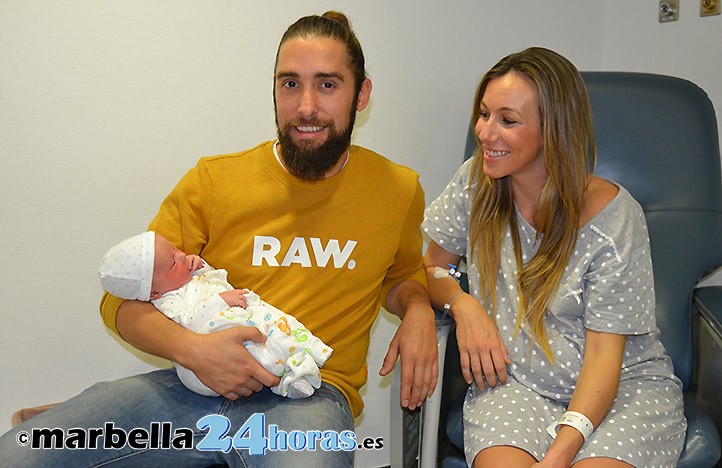 El primer bebé del año en Marbella es un niño que se llama León
