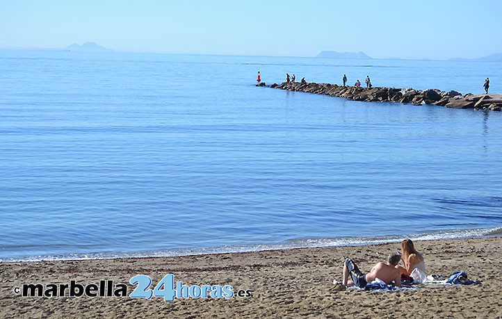 Marbella recibe el año en las playas y paseos marítimos con casi 20 grados
