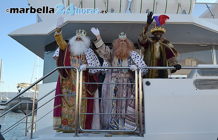 Los Reyes Magos llegan a Marbella en catamarán y recorren el Casco Antiguo