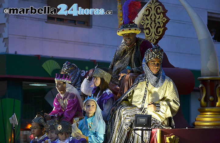 La cabalgata de los Reyes Magos llena de magia las calles de Marbella