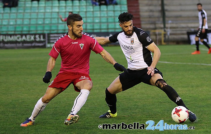 Doblete de Ferrón para que el Marbella sume un punto en Mérida (2-2)