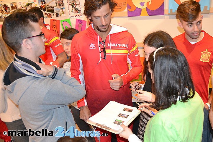 El equipo español de la Davis se vuelca con los colectivos sociales de Marbella