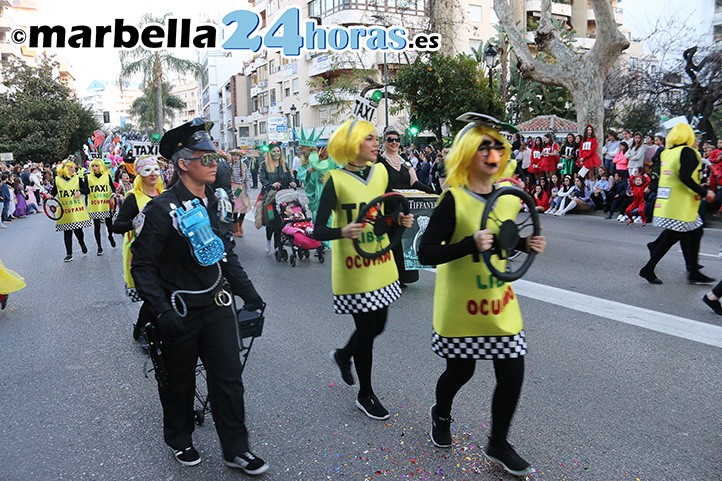 Marbella disfruta de un gran sábado de Carnaval con un multitudinario desfile