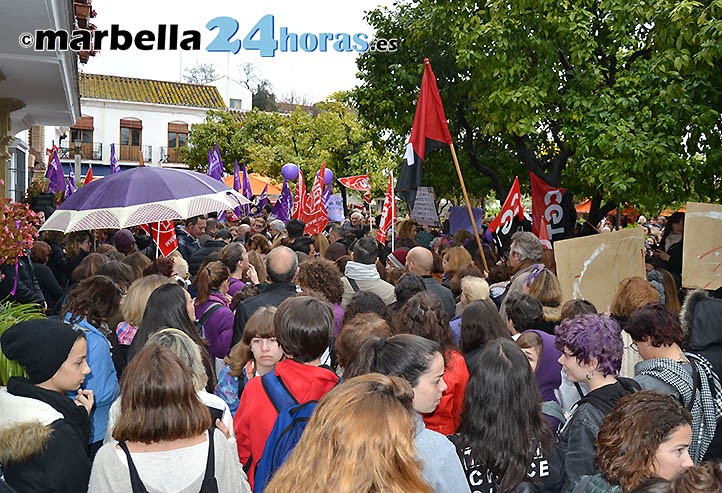 Cientos de mujeres salen a la calle en Marbella para pedir igualdad de sexos