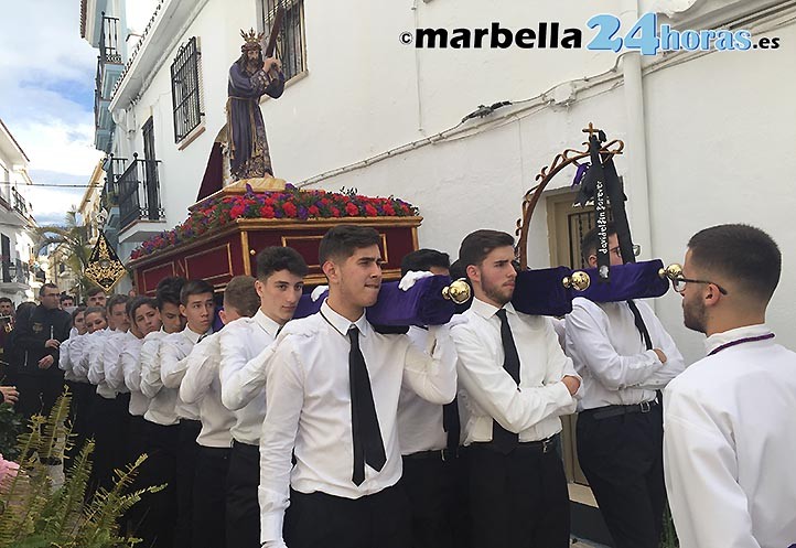 Fervor juvenil por las calles de El Barrio en el Viernes de Dolores en Marbella