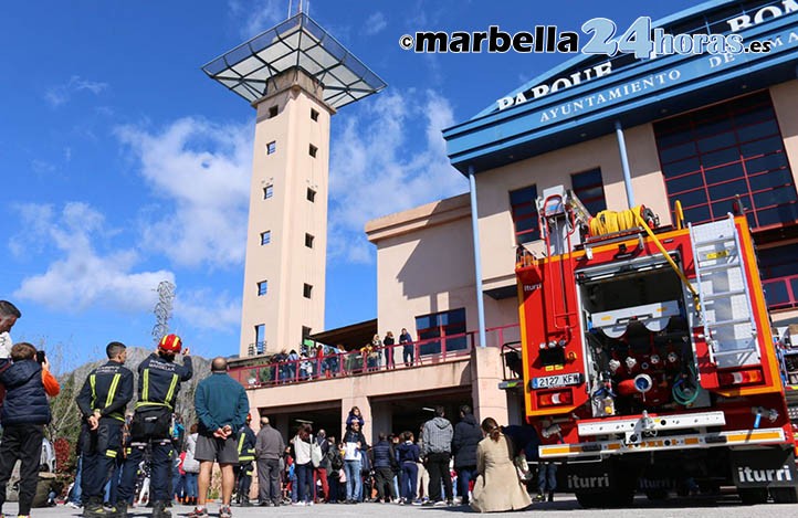 Gran ambiente en el día de puertas abiertas de los bomberos de Marbella