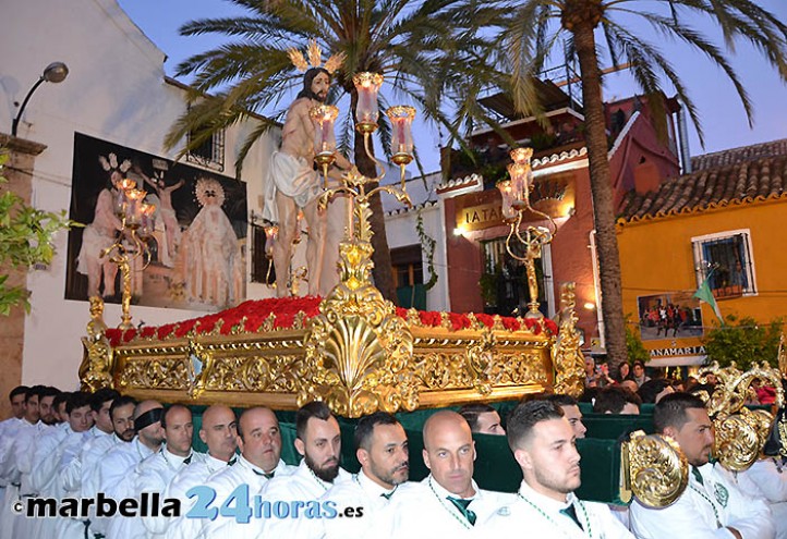El Cristo de la Columna recorre con paso lento el Barrio Alto de Marbella
