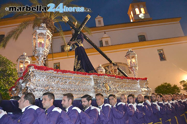 Brillante camino del Señor de Marbella hacia la cruz en el Miércoles Santo
