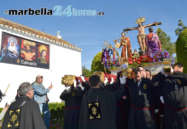 El Cristo de la Exaltación y la Virgen del Calvario recorren Marbella