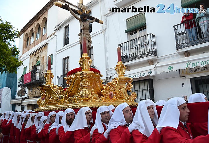 El Cristo del Amor procesiona sin prisa en el Jueves Santo de Marbella