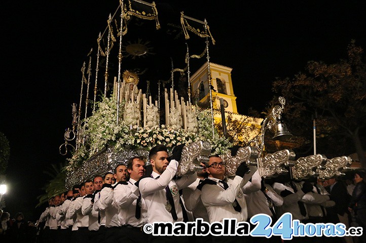 El luto del Viernes Santo llena de silencio las calles de San Pedro