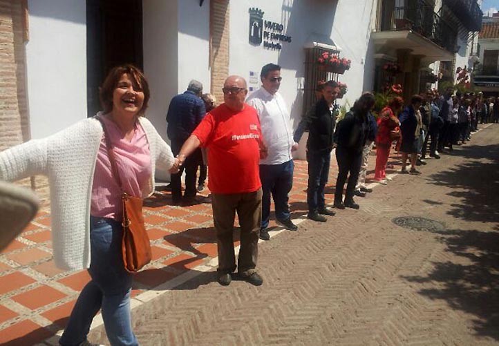 Cadena humana en Marbella a favor del sistema público de pensiones