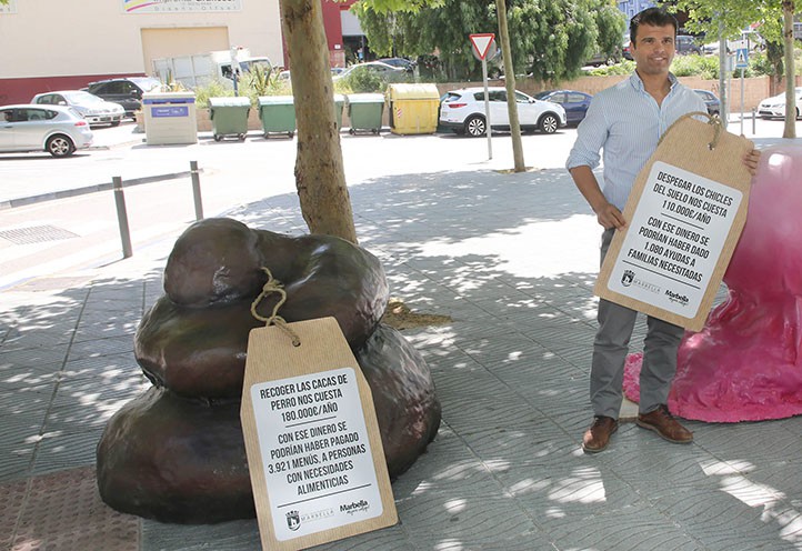 El concejal Diego López bordea el ridículo con una caca de perro gigante