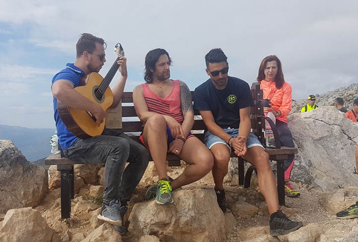 Rafael Amargo baila a favor de Piel de Mariposa desde el techo de Marbella