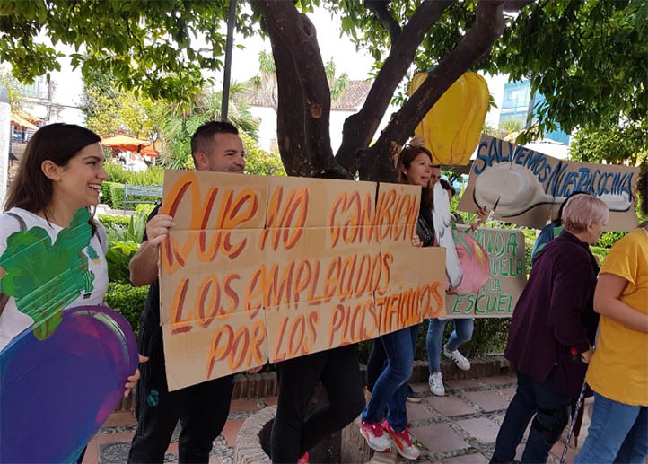 Familias de tres colegios de Marbella se sienten "traicionadas" por la alcaldesa