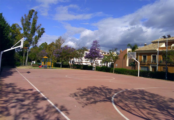 OSP cede para la comisaría una parcela con un parque infantil y zona deportiva