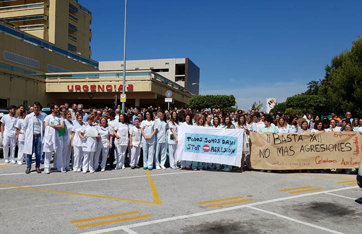 Profesionales del Hospital Costa del Sol protestan tras la agresión a un celador