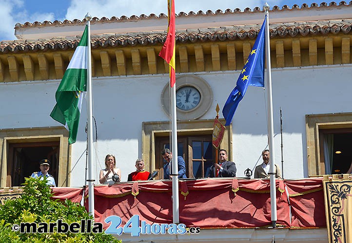 El pendón de la ciudad ya luce en el balcón del Ayuntamiento de Marbella