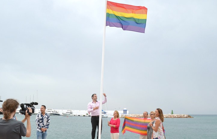 IU y PSOE denuncian la retirada de la bandera LGTBI de la playa de El Faro