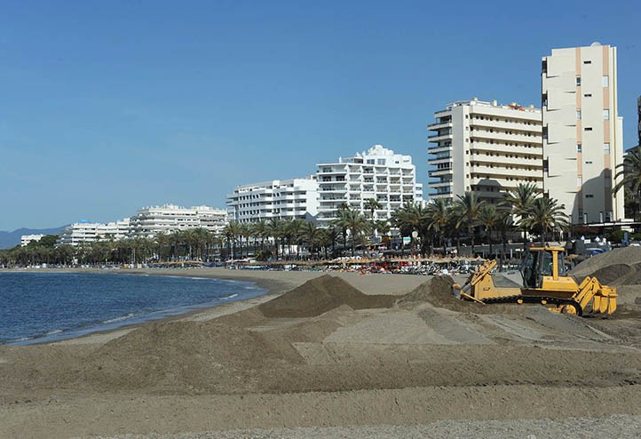 La arena llega a las playas de Marbella a solo 12 días de la temporada alta 