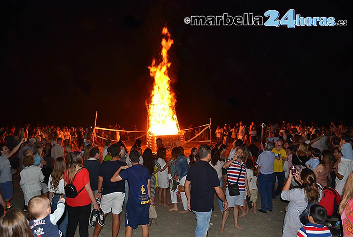 Miles de personas disfrutan de la noche de San Juan en Marbella y San Pedro