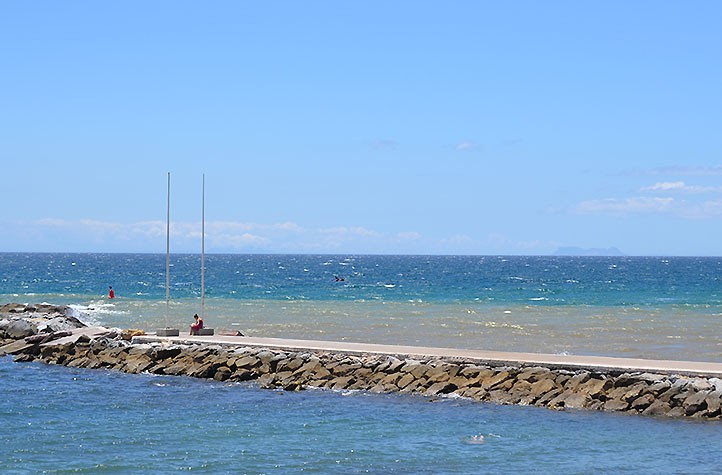 Marbella pierde la bandera azul en la playa del Faro casi nada más izarse