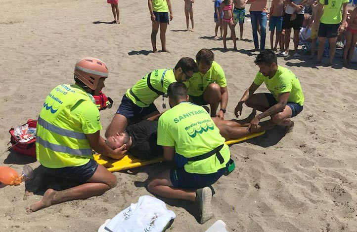 Simulacro de salvamento acuático en la playa de El Rodeíto en San Pedro