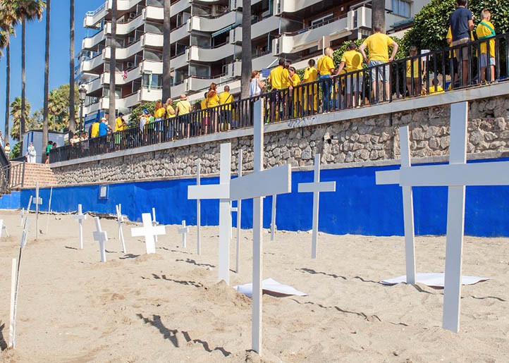 Cruces en la playa y camisetas amarillas para pedir un instituto en Marbella