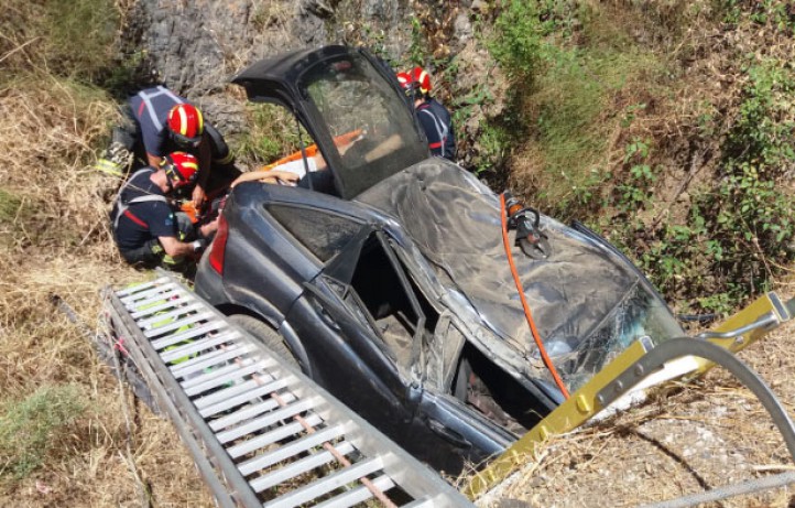 Bomberos de Marbella rescatan a un hombre cuyo vehículo cayó a un arroyo