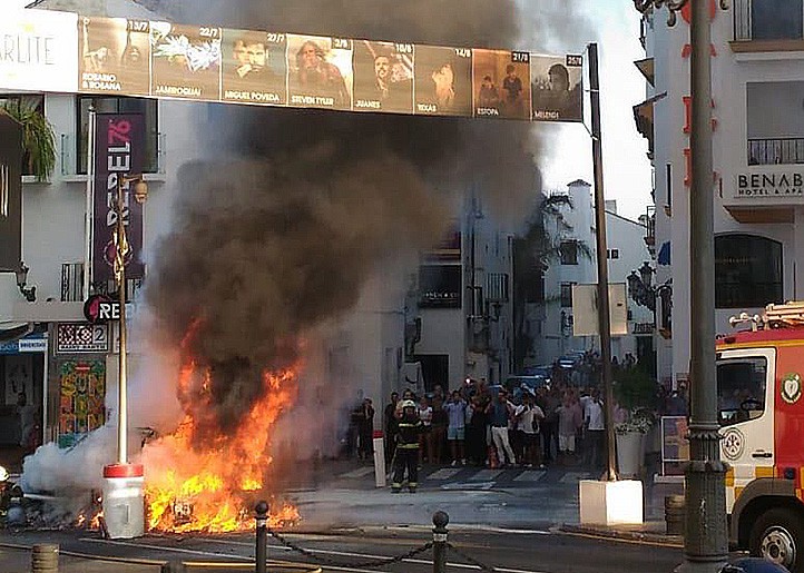 Una mujer resulta herida en el incendio de un coche en Puerto Banús