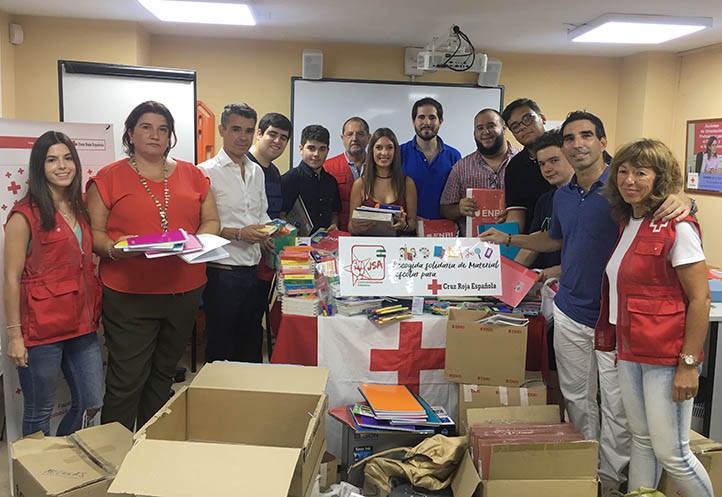 Juventudes Socialistas entrega a Cruz Roja material escolar para 150 alumnos