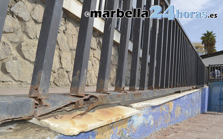 El lamentable estado en el centro de Marbella de la playa de El Faro