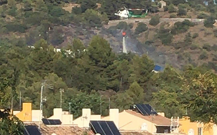 Controlado el incendio forestal en el paraje de La Montua en Marbella 