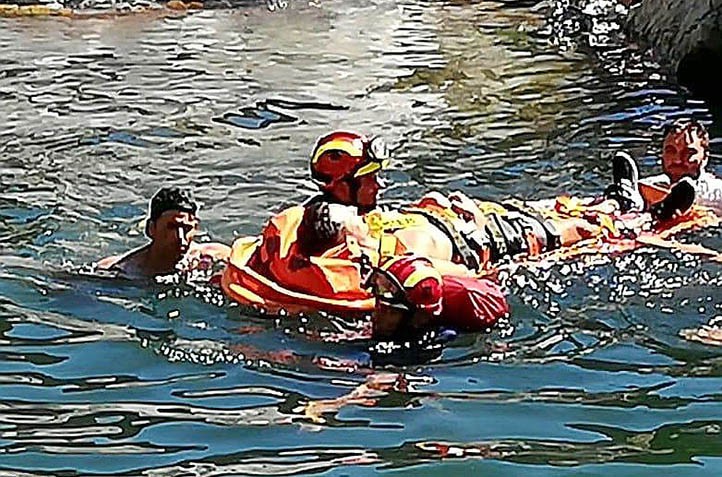Bomberos de Marbella rescatan a un joven en el Charco de las Mozas