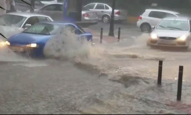 Una tromba de agua inunda San Pedro Alcántara y convierte calles en ríos