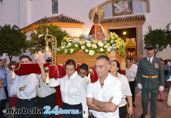 La Virgen del Pilar recorre las calles de Marbella con la Guardia Civil